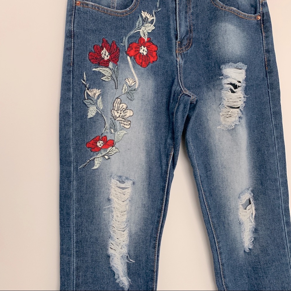 Distressed Straight Leg Boyfriend Jeans Floral Embroidery in Dark Blue (M)